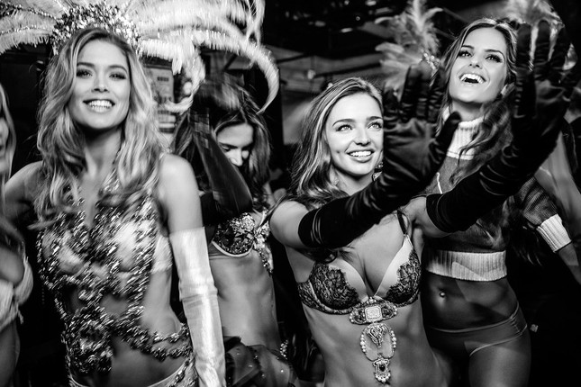 Những bức hình thiên thần Victoria's Secret cực 'hot' lần đầu được tiết lộ ảnh 1