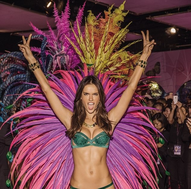 Những bức hình thiên thần Victoria's Secret cực 'hot' lần đầu được tiết lộ ảnh 6