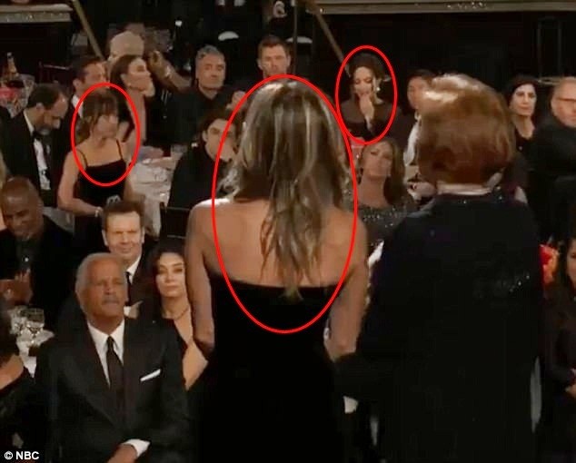 Sao nữ ’50 sắc thái’ lén nhìn Angelina Jolie phớt lờ Jennifer Aniston ảnh 2