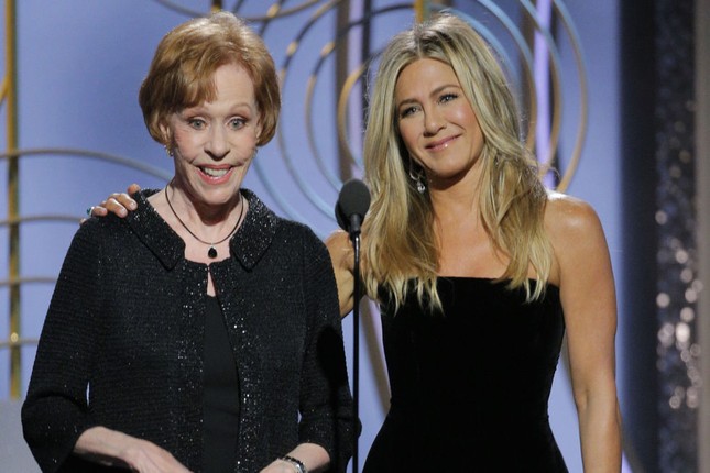 Sao nữ ’50 sắc thái’ lén nhìn Angelina Jolie phớt lờ Jennifer Aniston ảnh 4