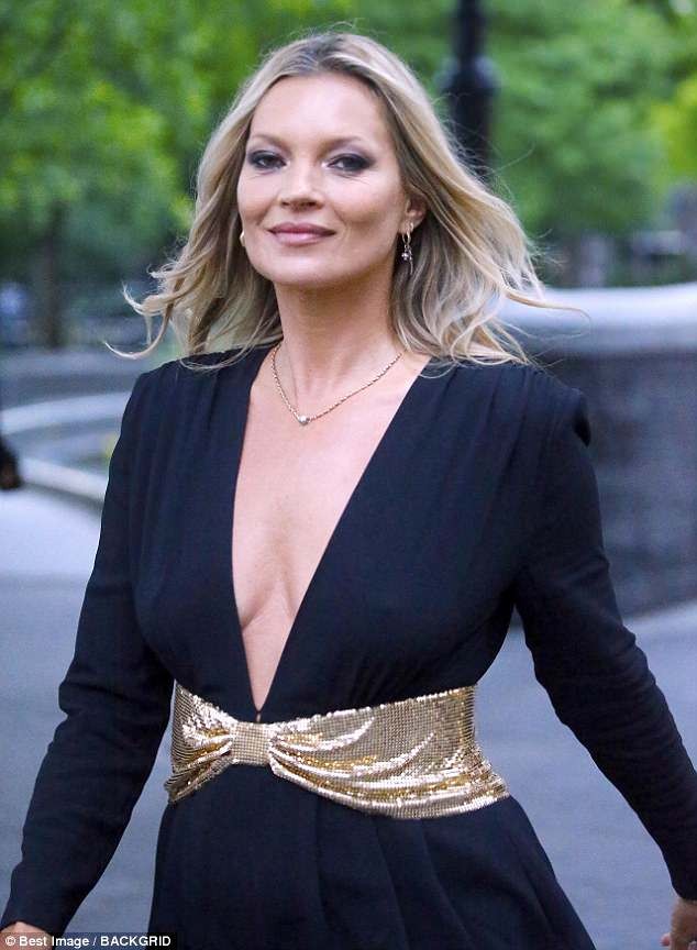 Kate Moss trẻ trung bất ngờ với váy siêu ngắn xẻ sâu gợi cảm ảnh 2