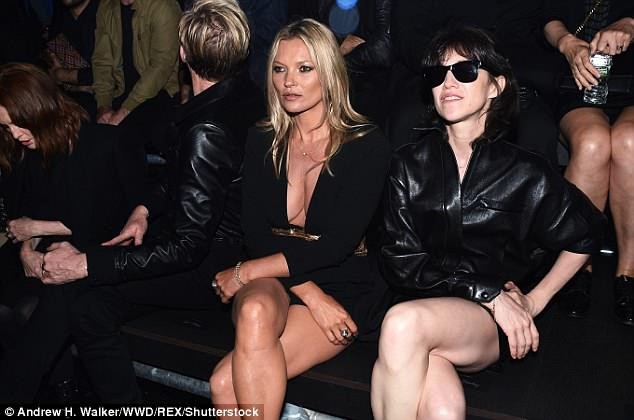 Kate Moss trẻ trung bất ngờ với váy siêu ngắn xẻ sâu gợi cảm ảnh 6