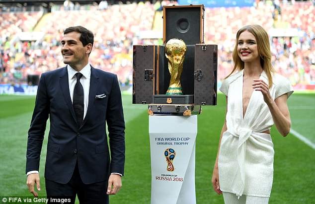 Tiết lộ về 'bóng hồng' Nga mở khóa vali đựng cúp vàng World Cup ảnh 14