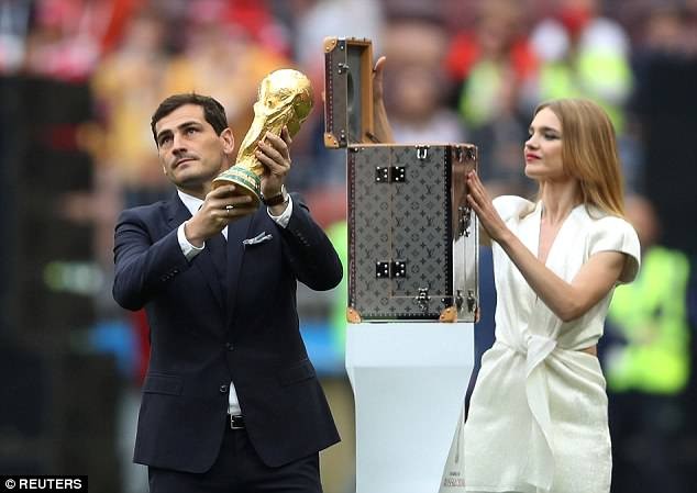 Tiết lộ về 'bóng hồng' Nga mở khóa vali đựng cúp vàng World Cup ảnh 12