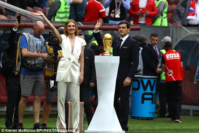 Tiết lộ về 'bóng hồng' Nga mở khóa vali đựng cúp vàng World Cup ảnh 17
