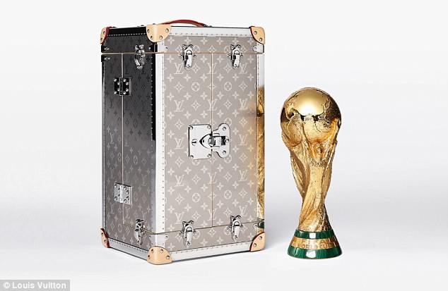 Tiết lộ về 'bóng hồng' Nga mở khóa vali đựng cúp vàng World Cup ảnh 2