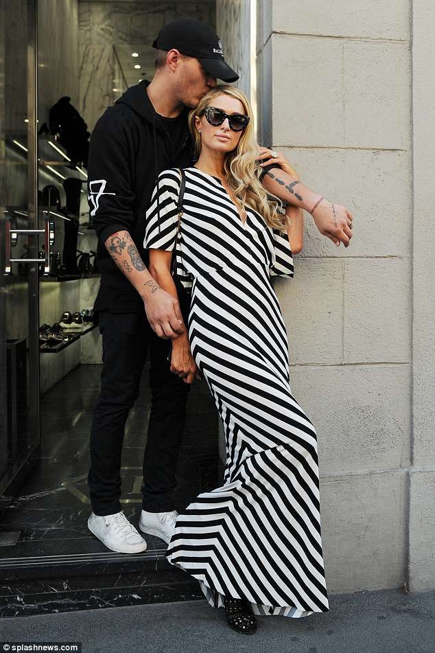 Paris Hilton thần thái sang chảnh, diện váy xẻ bế cún cưng ảnh 11