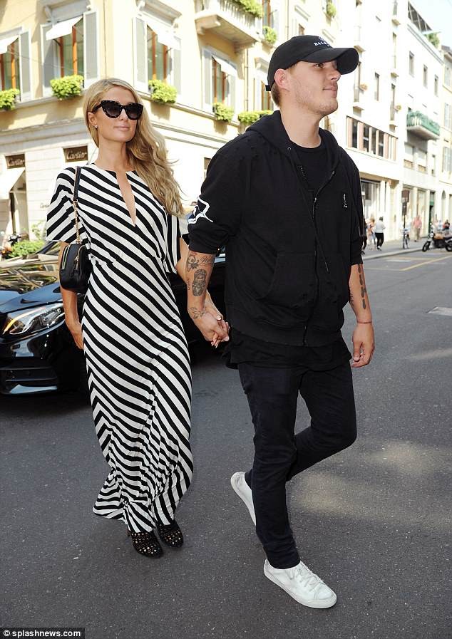 Paris Hilton thần thái sang chảnh, diện váy xẻ bế cún cưng ảnh 12