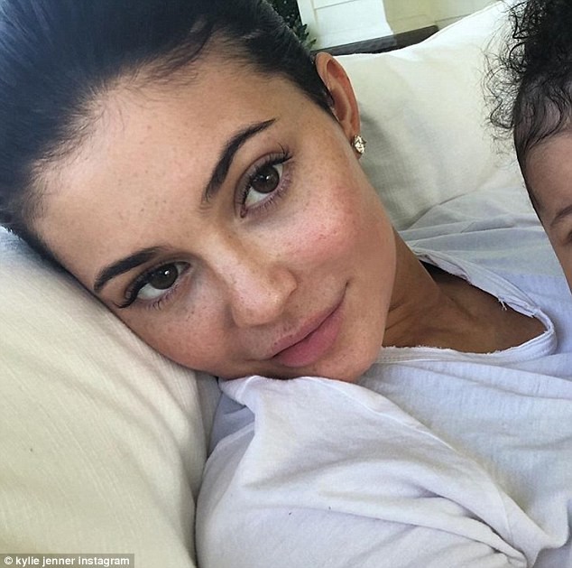 ‘Hot girl môi tều’ nhà Kardashian vẫn quyến rũ dù bỏ filler bơm môi ảnh 9