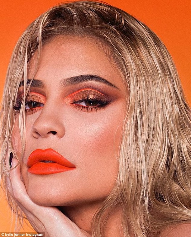 ‘Hot girl môi tều’ nhà Kardashian vẫn quyến rũ dù bỏ filler bơm môi ảnh 6