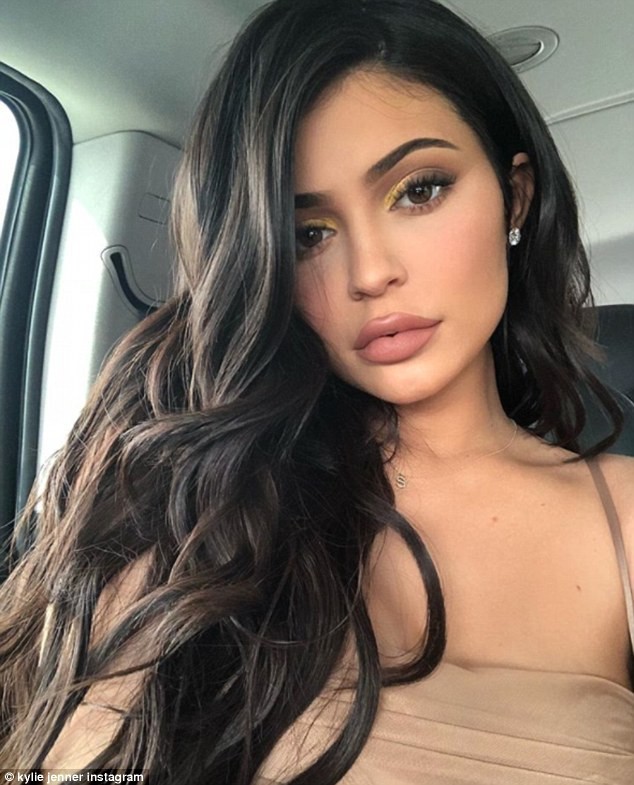 ‘Hot girl môi tều’ nhà Kardashian vẫn quyến rũ dù bỏ filler bơm môi ảnh 4