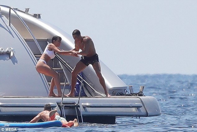 Ronaldo cùng bồ nóng bỏng dạo bước Milan, tắm biển Ibiza ảnh 7