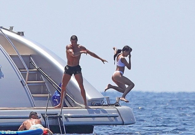 Ronaldo cùng bồ nóng bỏng dạo bước Milan, tắm biển Ibiza ảnh 9