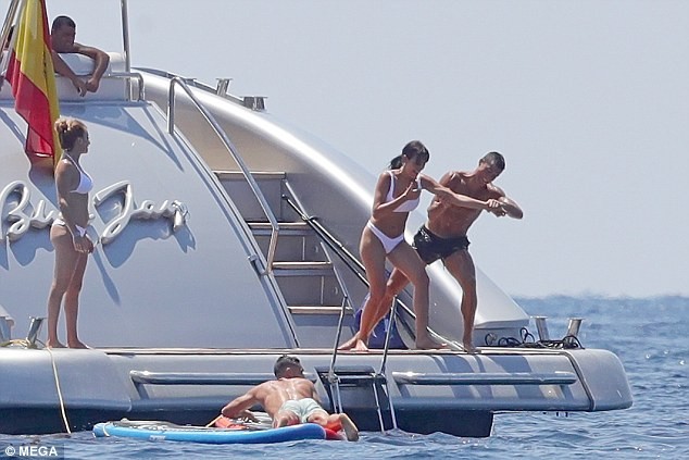Ronaldo cùng bồ nóng bỏng dạo bước Milan, tắm biển Ibiza ảnh 8
