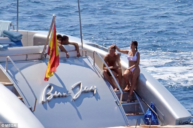 Ronaldo cùng bồ nóng bỏng dạo bước Milan, tắm biển Ibiza ảnh 10