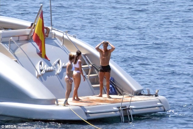 Ronaldo cùng bồ nóng bỏng dạo bước Milan, tắm biển Ibiza ảnh 12
