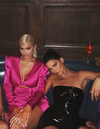 Kylie Jenner diện đầm lưng trần dáng ‘siêu vòng 3’ y hệt chị gái Kim ảnh 2