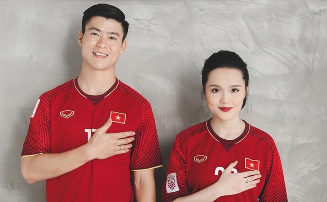 Cặp đôi Duy Mạnh - Quỳnh Anh mặc áo cầu thủ chụp ảnh cưới ảnh 1