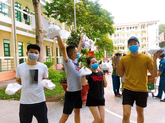 Anh chàng mở hẳn 'Tạp hóa Cô Vy' ở khu cách ly khiến dân mạng cười ngất ảnh 12