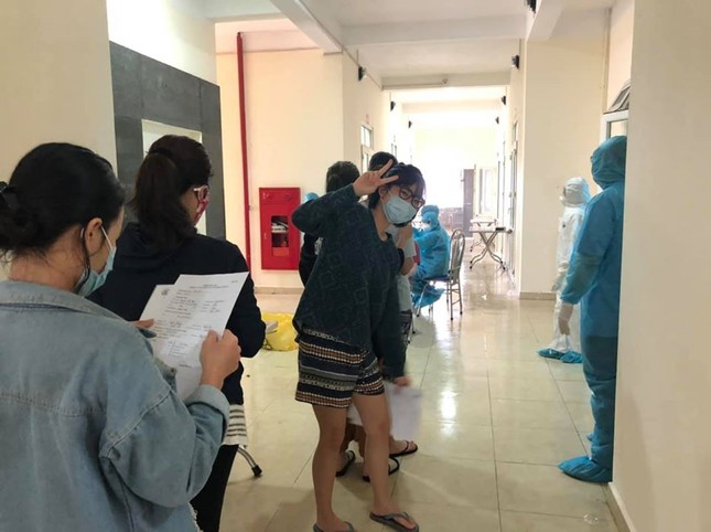 Thương lắm chú bộ đội dáng lom khom cúi gập để cảm ơn đồng bào! ảnh 5