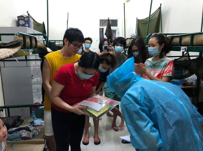 Thương lắm chú bộ đội dáng lom khom cúi gập để cảm ơn đồng bào! ảnh 10