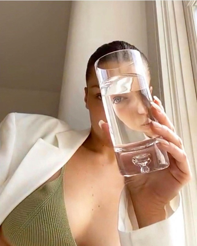Cách ly ở nhà, Bella Hadid gây sốt với bộ ảnh che thân bằng túi xách chụp FaceTime ảnh 7