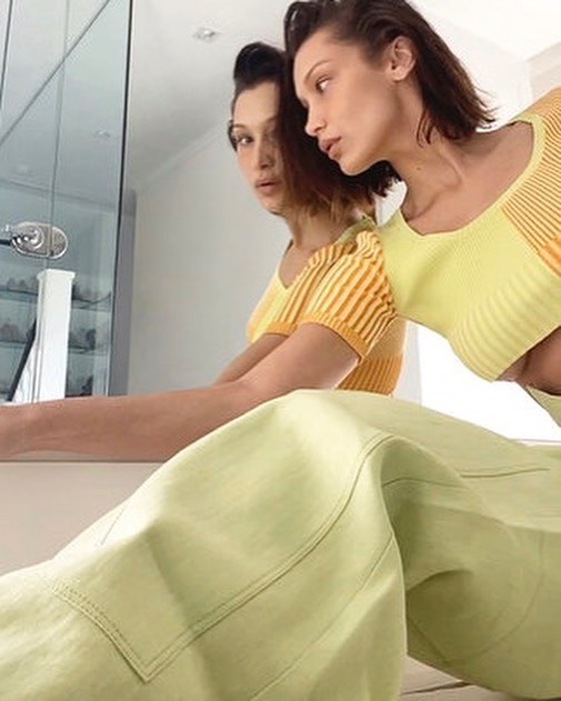 Cách ly ở nhà, Bella Hadid gây sốt với bộ ảnh che thân bằng túi xách chụp FaceTime ảnh 4