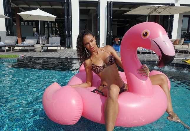 'Chân dài' cao 1m79 Joan Smalls khoe dáng với áo tắm đỏ rực ảnh 6