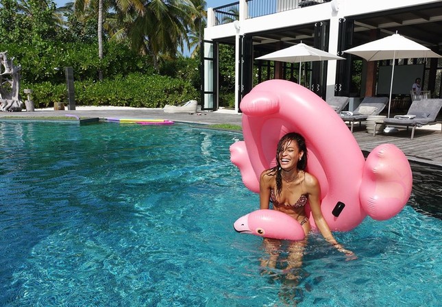 'Chân dài' cao 1m79 Joan Smalls khoe dáng với áo tắm đỏ rực ảnh 7