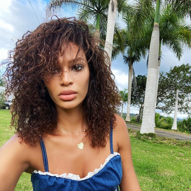 'Chân dài' cao 1m79 Joan Smalls khoe dáng với áo tắm đỏ rực ảnh 3
