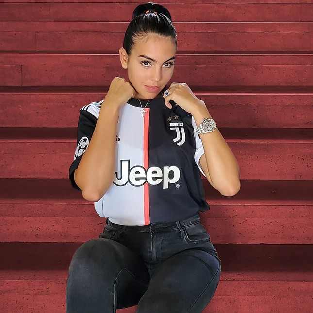 Bạn gái Ronaldo bán đấu giá áo có chữ ký CR7 ủng hộ chống dịch COVID-19 ảnh 1