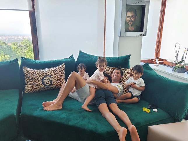 Bạn gái Ronaldo bán đấu giá áo có chữ ký CR7 ủng hộ chống dịch COVID-19 ảnh 11