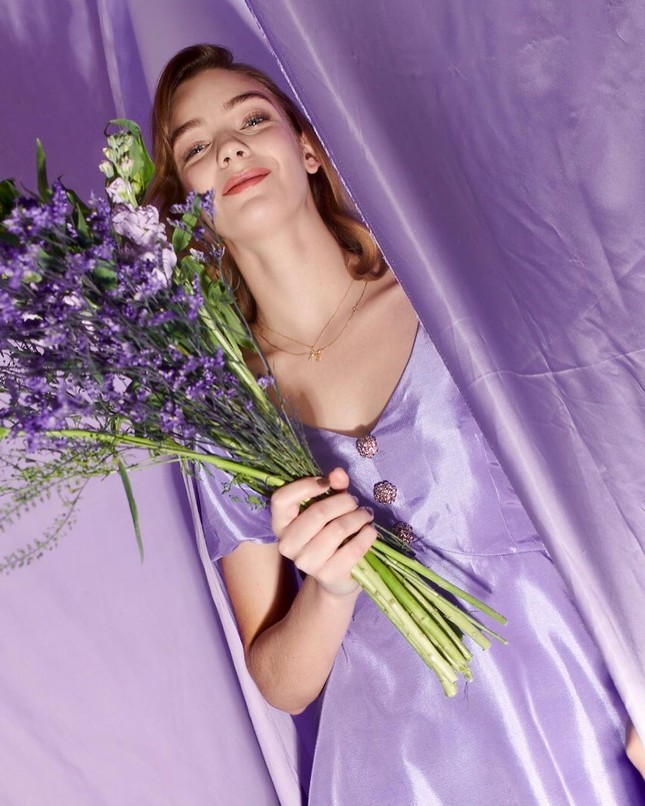 Nàng mẫu nước Anh tình nguyện làm nhân viên chống dịch COVID-19 ảnh 6