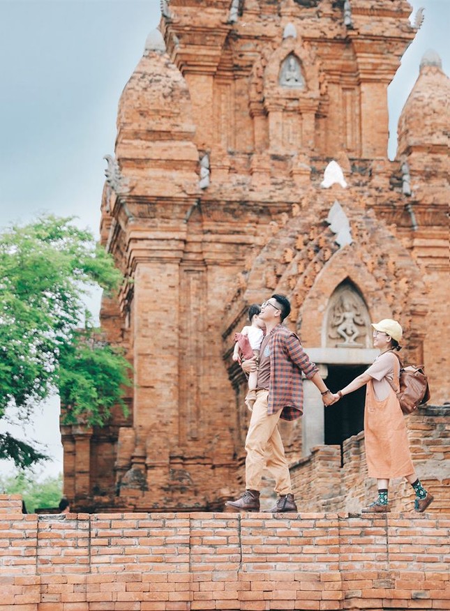 Bộ ảnh du lịch đẹp như tranh vẽ của gia đình trẻ thu hút dân mạng ảnh 12