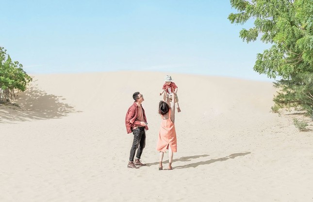 Bộ ảnh du lịch đẹp như tranh vẽ của gia đình trẻ thu hút dân mạng ảnh 8