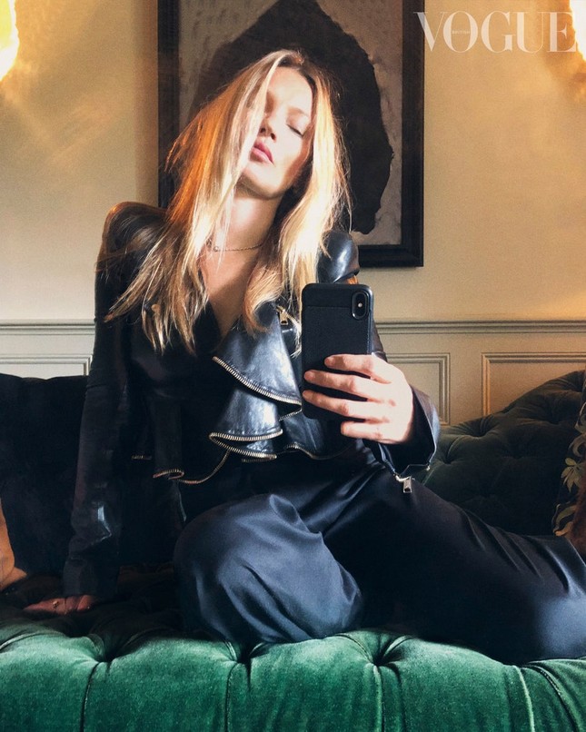 Irina Shayk, Kendall Jenner và dàn 'chân dài' selfie với túi xách che ngực ảnh 10