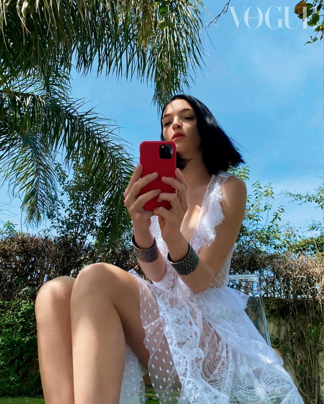 Irina Shayk, Kendall Jenner và dàn 'chân dài' selfie với túi xách che ngực ảnh 12