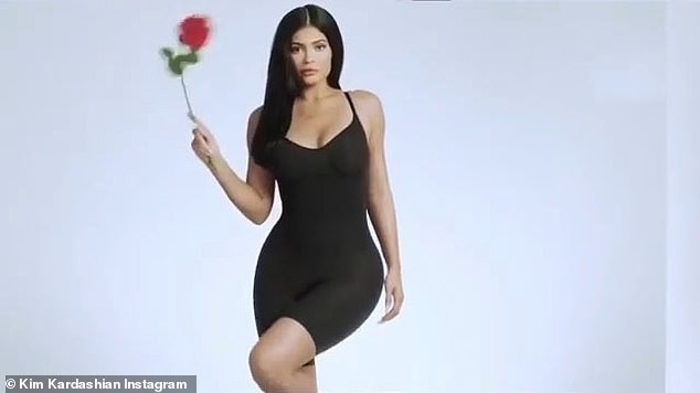 Nữ tỉ phú 'hụt' Kylie Jenner ngực đầy nóng bỏng với nội y ảnh 9