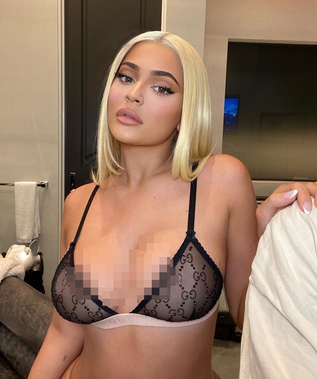 Nữ tỉ phú 'hụt' Kylie Jenner ngực đầy nóng bỏng với nội y ảnh 1