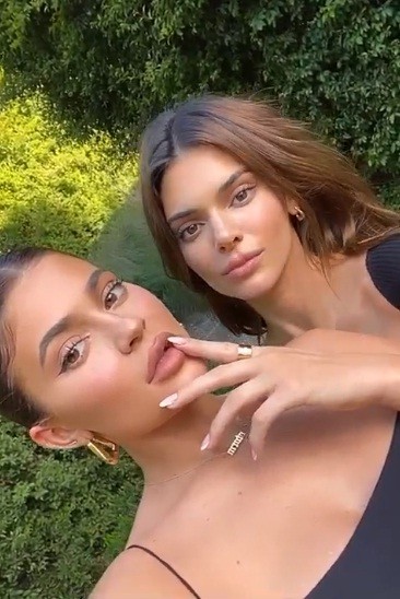 Nữ tỉ phú 'hụt' Kylie Jenner ngực đầy nóng bỏng với nội y ảnh 14