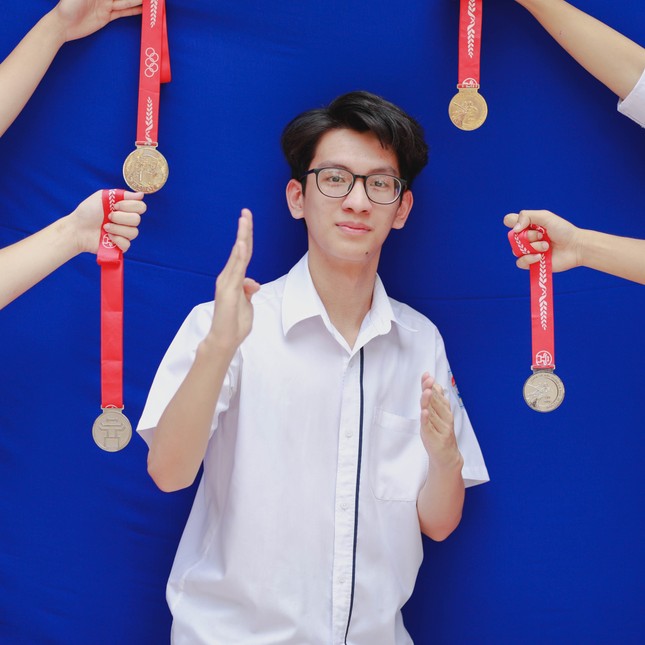 Nam thanh nữ tú khoe thành tích, bằng khen trong ảnh kỷ yếu cuối cấp ảnh 15