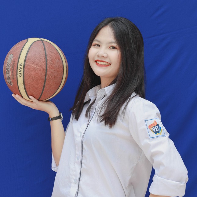 Nam thanh nữ tú khoe thành tích, bằng khen trong ảnh kỷ yếu cuối cấp ảnh 7