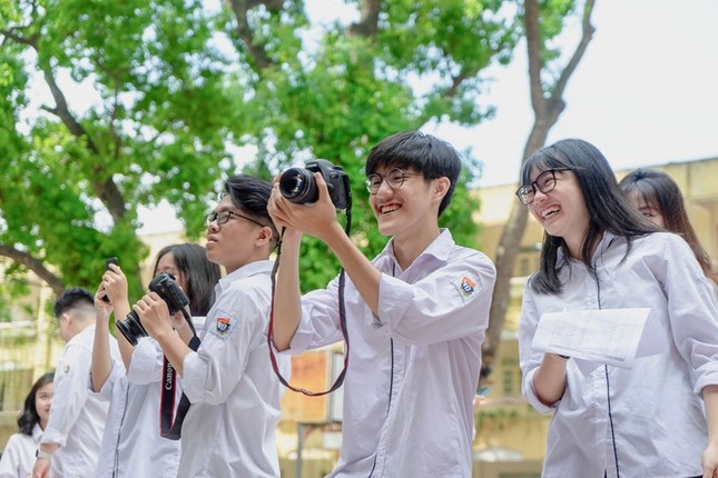Nam thanh nữ tú khoe thành tích, bằng khen trong ảnh kỷ yếu cuối cấp ảnh 1
