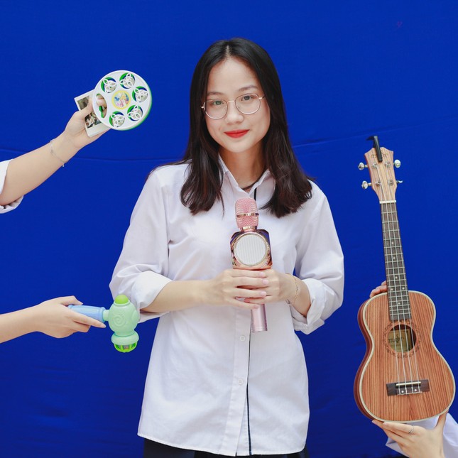 Nam thanh nữ tú khoe thành tích, bằng khen trong ảnh kỷ yếu cuối cấp ảnh 19