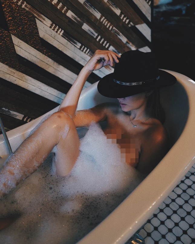 Mỹ nhân áo tắm Josephine Skriver đẹp như mộng trước biển ảnh 2