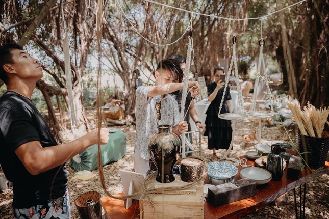 Nhóm bạn tự tay làm tiệc kỷ niệm ngày cưới cực chất trong rừng ảnh 14