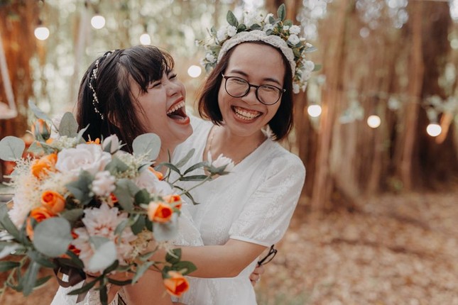 Nhóm bạn tự tay làm tiệc kỷ niệm ngày cưới cực chất trong rừng ảnh 24