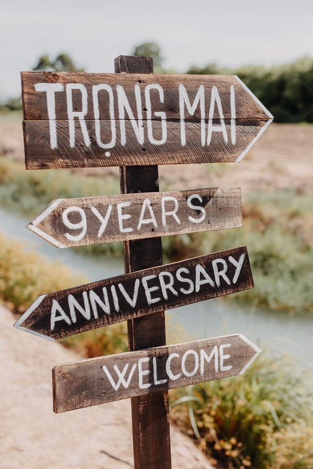 Nhóm bạn tự tay làm tiệc kỷ niệm ngày cưới cực chất trong rừng ảnh 6