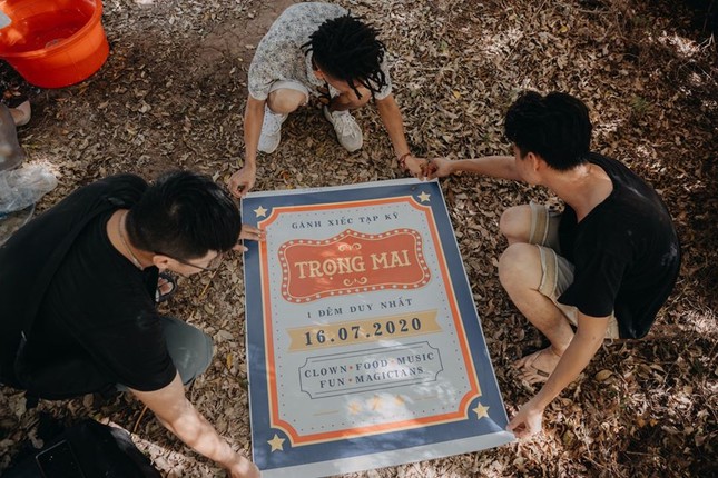 Nhóm bạn tự tay làm tiệc kỷ niệm ngày cưới cực chất trong rừng ảnh 7