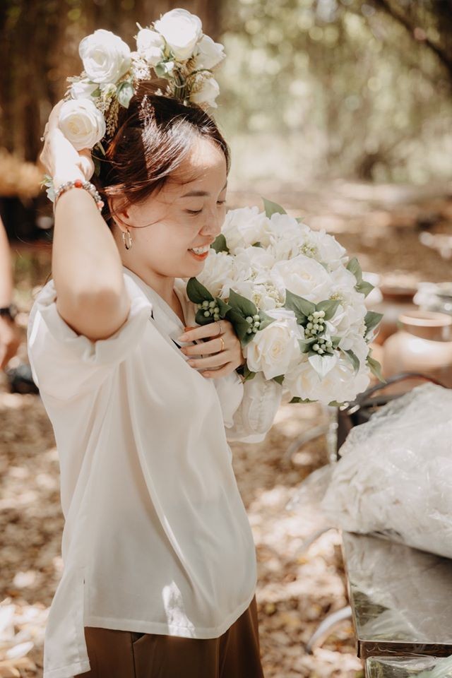 Nhóm bạn tự tay làm tiệc kỷ niệm ngày cưới cực chất trong rừng ảnh 9